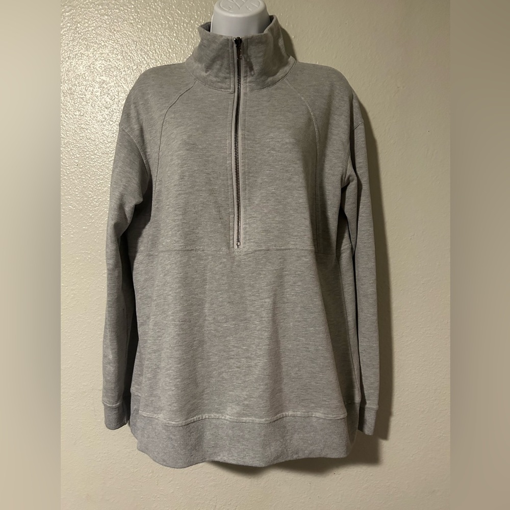 Cute gray sweater, pullover size Large